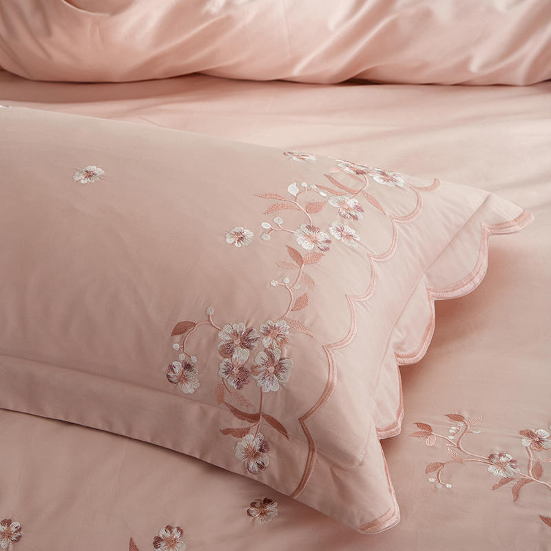 NEW Upgrade Your Bedroom with Our Luxury Egyptian Cotton Queen/King Size Design Bedding Set - Includes Embroidered Duvet Cover and Fitted Bedsheet for the Ultimate in Style and Comfort!
